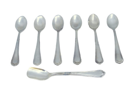  Conjunto de seis colheres de café em prata e pá de açúcar com frisos ao longo dos cabos.